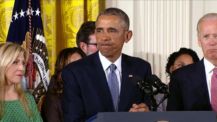 Entre lágrimas, Obama decreta el control de armas