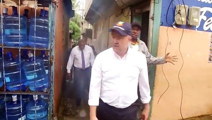 Domínguez Brito recorre barrio de Santo Domingo Este