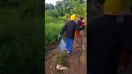 VÍDEO: Niños atraviesan vertedero y puente a punto de colapsar para recibir el pan de la enseñanza