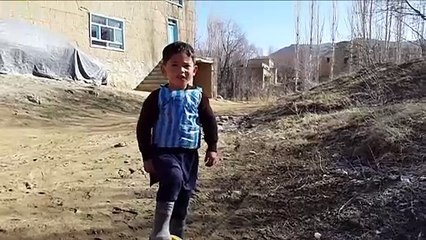 El niño afgano que emula a Messi con una bolsa de plástico