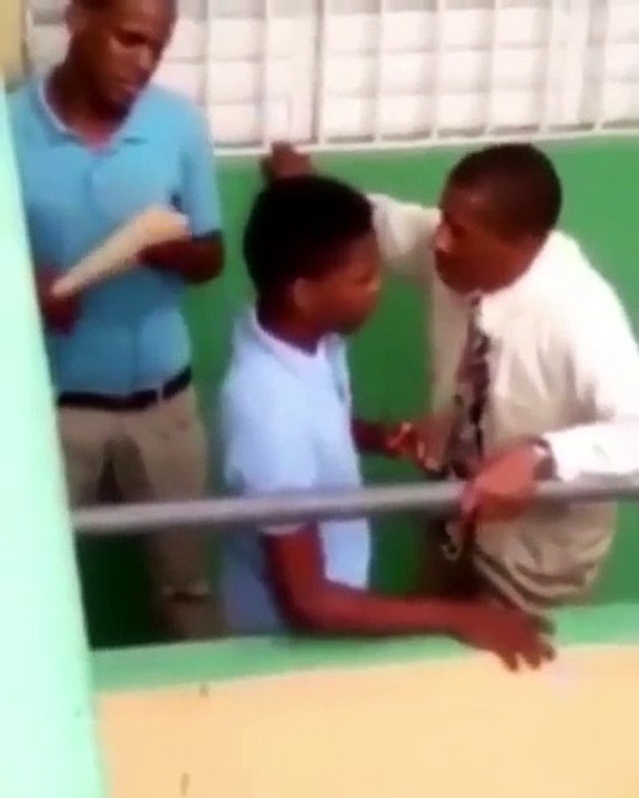 Profesor pega rodillazo a estudiante