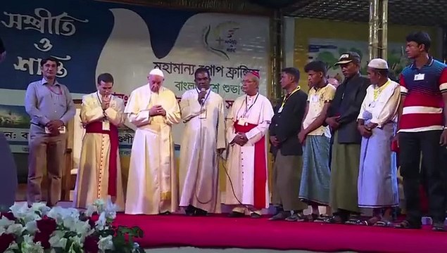 El papa pronuncia la palabra rohinyá tras un encuentro con refugiados en Bangladés