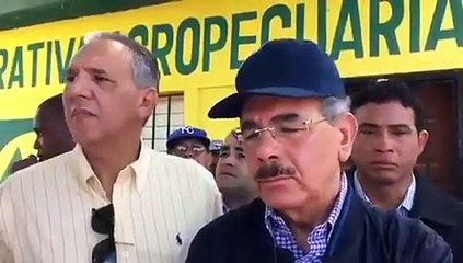 Danilo Medina compromete públicamente a funcionario a resolver instalación de una bomba para regadío