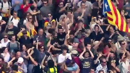 Cataluña proclama su independencia, Madrid aprueba intervención
