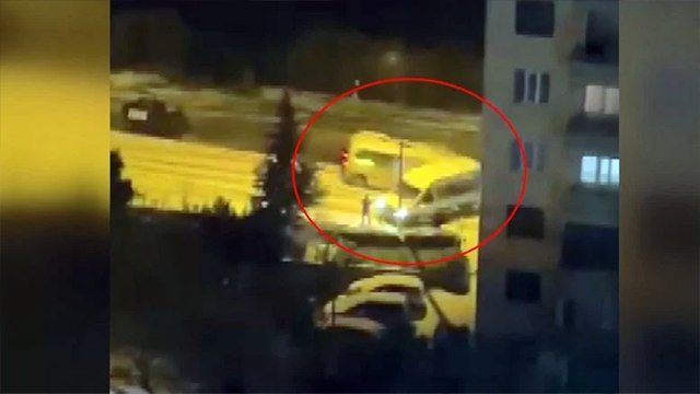 Faciadan dönüldü: Buzlanan yolda kayan işçi servisine halk otobüsü çarptı!