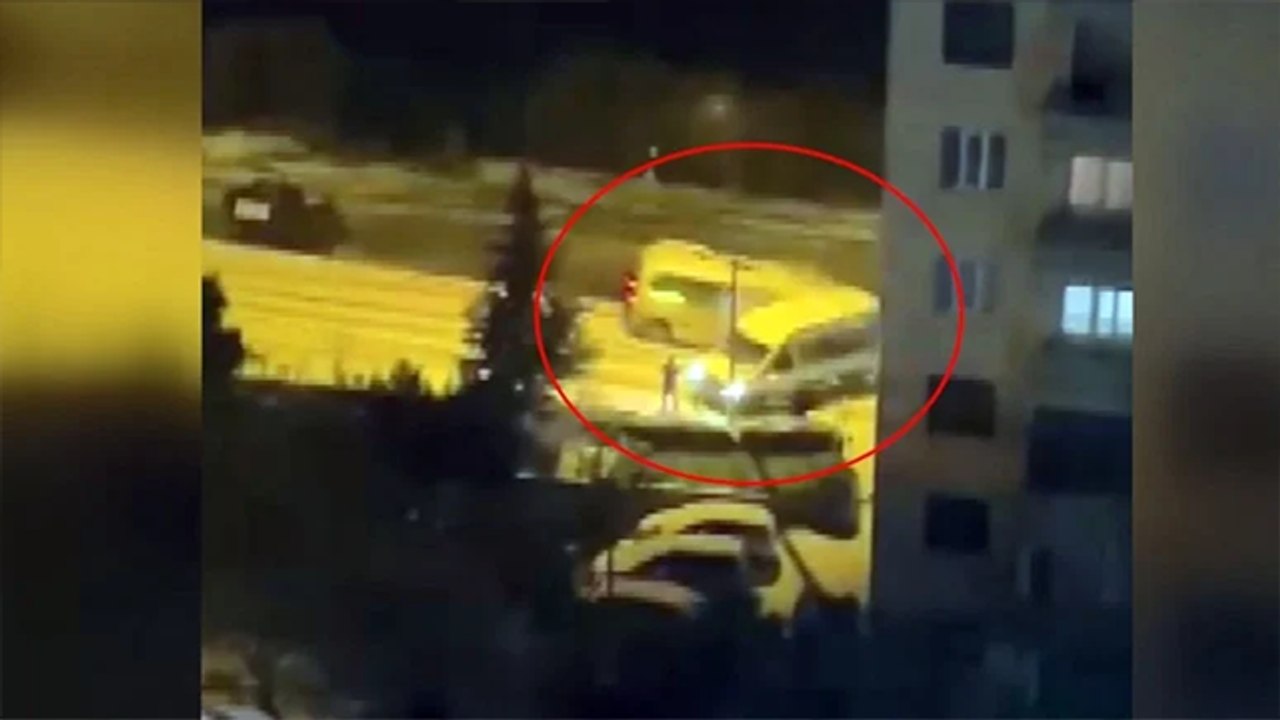 Faciadan dönüldü: Buzlanan yolda kayan işçi servisine halk otobüsü çarptı!