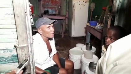 Miembros De La Defensa Civil Realizan Evacuaciones