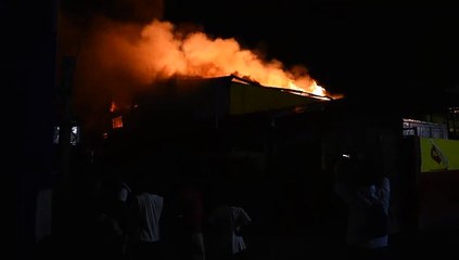 Fuego afecta almacén de provisiones en Villa Juana