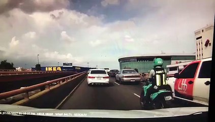 Agente de Amet es sorprendido sobre elevado por motorista en vía contraria