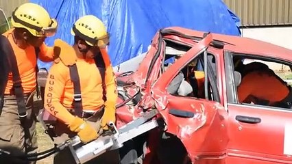Simulacro de los voluntarios de la Defensa Civil para socorrer a víctimas de accidentes de tránsito.mp4