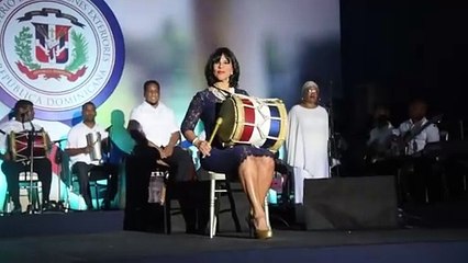 Solo de tambora de la esposa del canciller