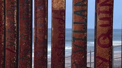 Diputado mexicano escala valla fronteriza y critica a Trump