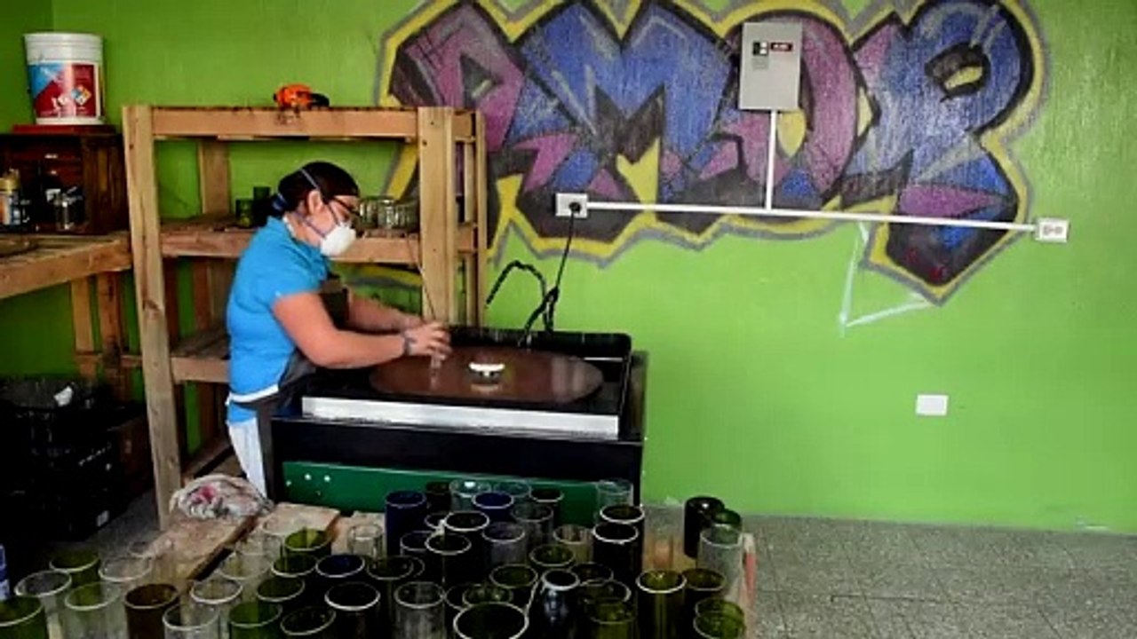 Guatemaltecas se alejan de violencia con proyecto de reciclaje.mp4