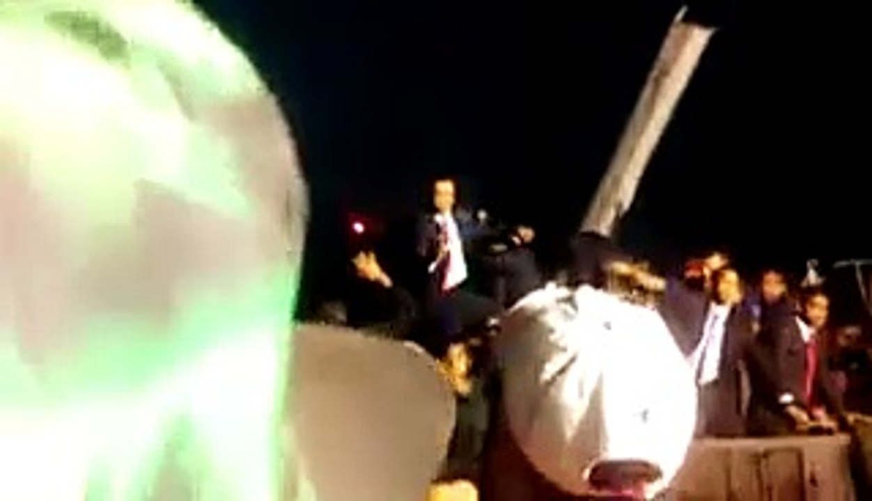 Lanzan objetos a Nicolás Maduro