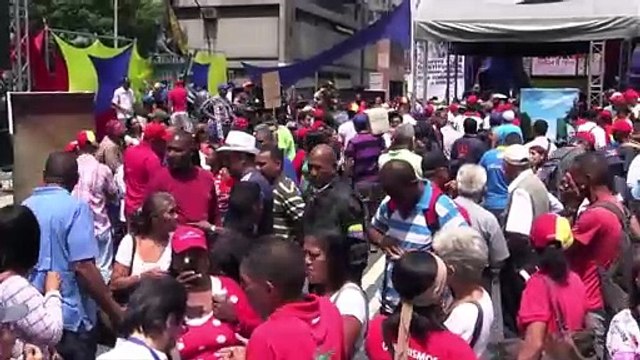 Chavistas se movilizan en apoyo a Maduro, acosado por protestas