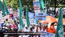 Concentración de trabajadores en el parque Mauricio Báez