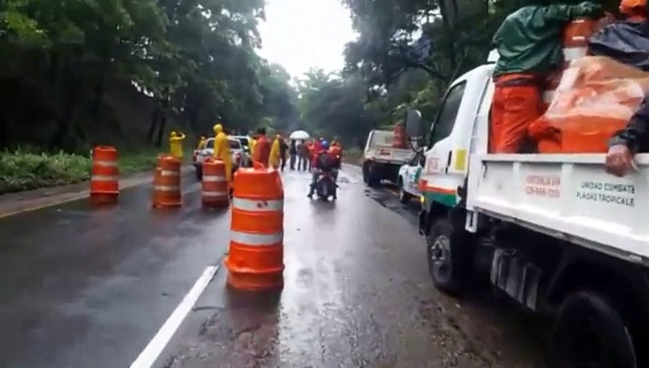 Villa Altagracia. Decenas de Brigadista del Ministerio de Obras Publicas, mientras realizan labores de limpieza