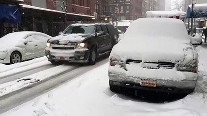 Cierran escuelas y cancelan vuelos por tormenta de nieve en EEUU