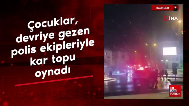 Balıkesir'de çocuklar, devriye gezen polis ekipleriyle kar topu oynadı