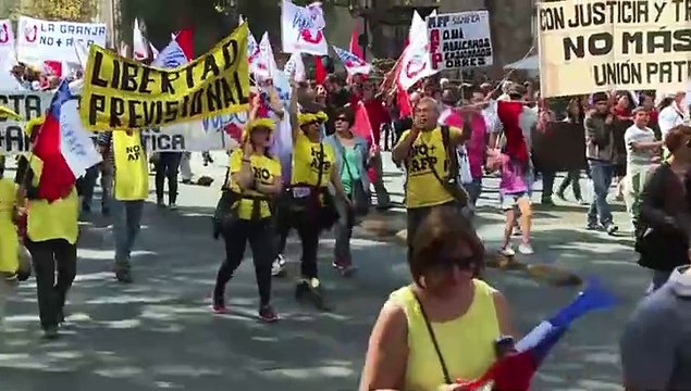 Chilenos marchan contra sistema de pensiones, legado de Pinochet