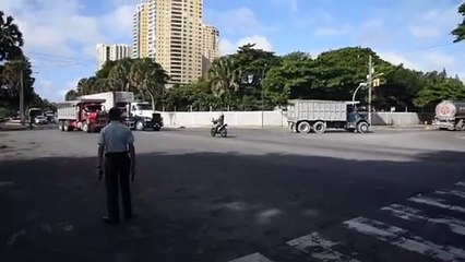 Tránsito de vehículos pesados por el Malecón