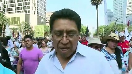 Miles marchan en México contra aumento de precio de gasolina