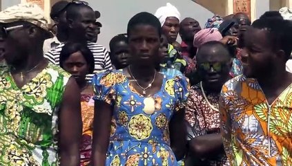 Fieles y turistas, en festival anual del vudú en Benín