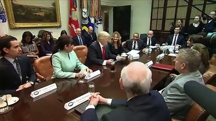 Trump limita regulación a pequeñas empresas y escoge a juez