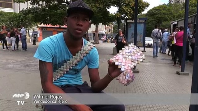 Devaluados billetes venezolanos, piezas de manualidades callejeras y money art