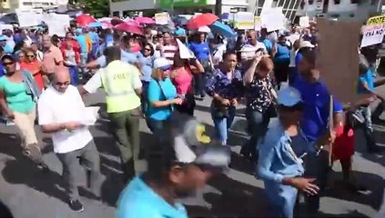 Profesores exigen salida del Ministro Andrés Navarro