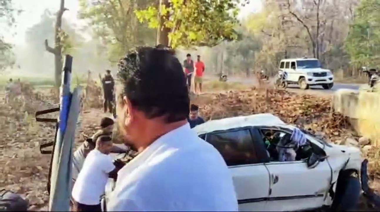 CG Accident News: प्रयागराज जा रहा वाहन हुई हादसे का शिकार, दो की मौत और तीन हुए गंभीर, देखें Video...