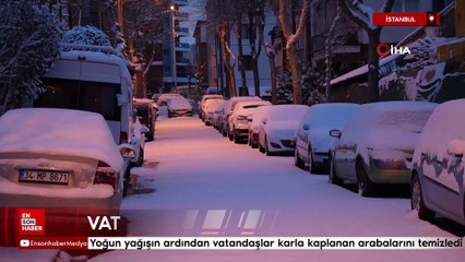 İstanbul'da vatandaşlar, karla kaplanan arabalarını temizledi