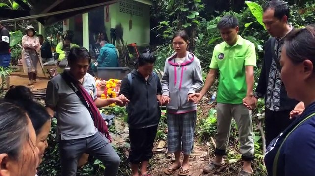 Rezos por los niños atrapados en cueva de Tailandia