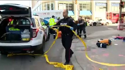 Una camioneta embiste a una decena de peatones en Toronto