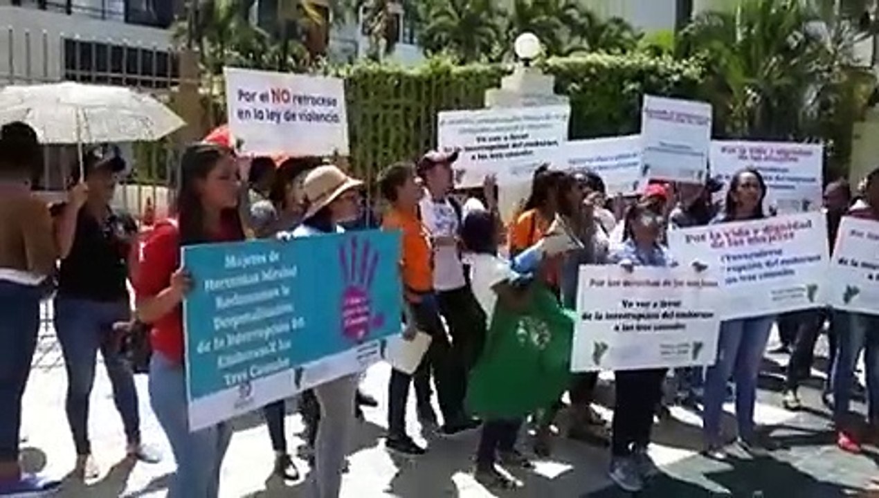 Mujeres demandan frente al Congreso Nacional despenalizar el aborto
