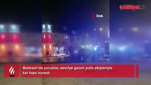 Çocuklar, devriye gezen polis ekipleriyle kar topu oynadı