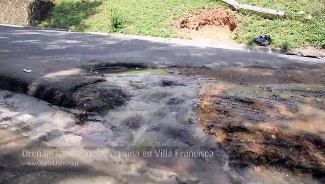 Drenaje sanitario derrama aguas negras en Villa Francisca