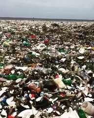 Toneladas de Plásticos En Costas De Santo Domingo