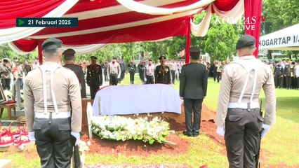 Suasana Haru Selimuti Pemakaman Eks Wakapolri Syafruddin Kambo di TMP Kalibata