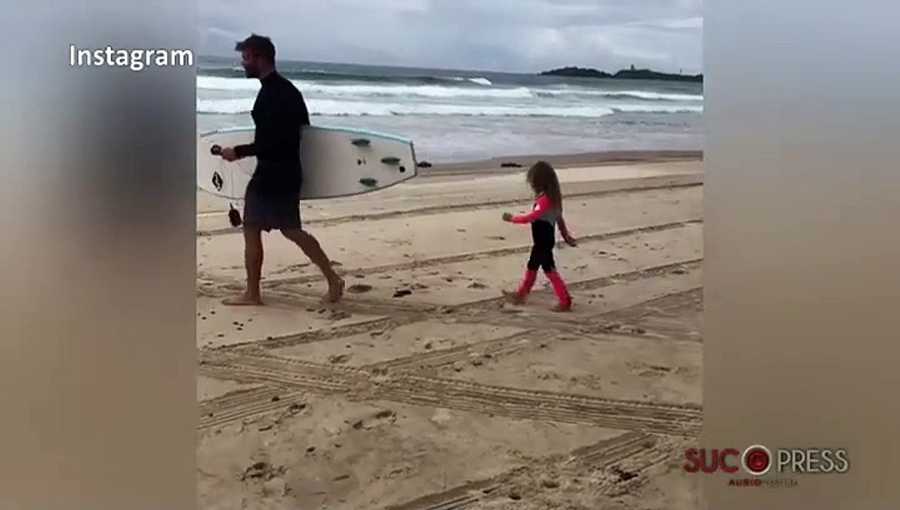 La hija mayor de Elsa Pataky ya surfea... encima de Chris Hemsworth