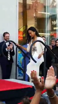 Zoe Saldaña devela su estrella en el Paseo de la Fama de Hollywood