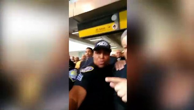 Policías impiden a Leonel saludar cientos de seguidores en aeropuerto de Newark