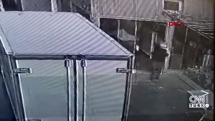 Kapıyı açık unuttu, darp edildi! İşte o anlar...