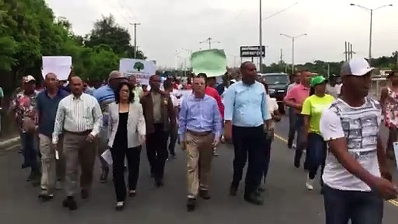 Comunitarios y regidores de la zona oriental protestan por construcción de parada de autobuses