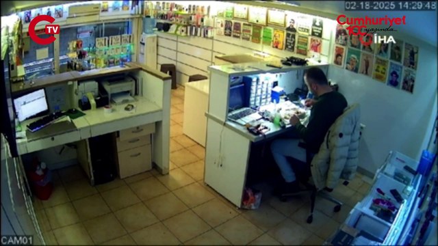 Şişen cep telefonu bataryası masasında patladı