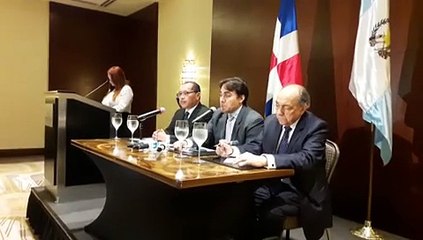 Abogados de Ricardo en rueda de prensa