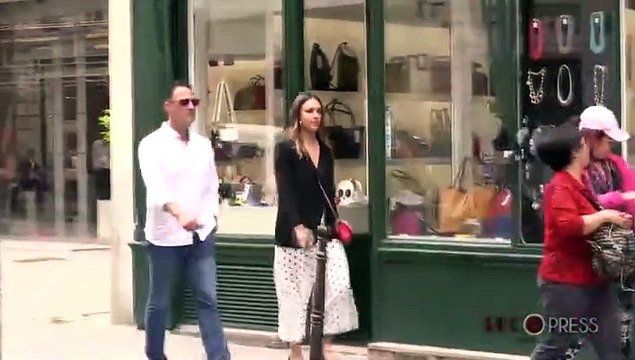 Jessica Alba marca tendencia por las calles de París