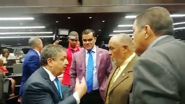Discusión entre Legisladores Por Ley De Partidos