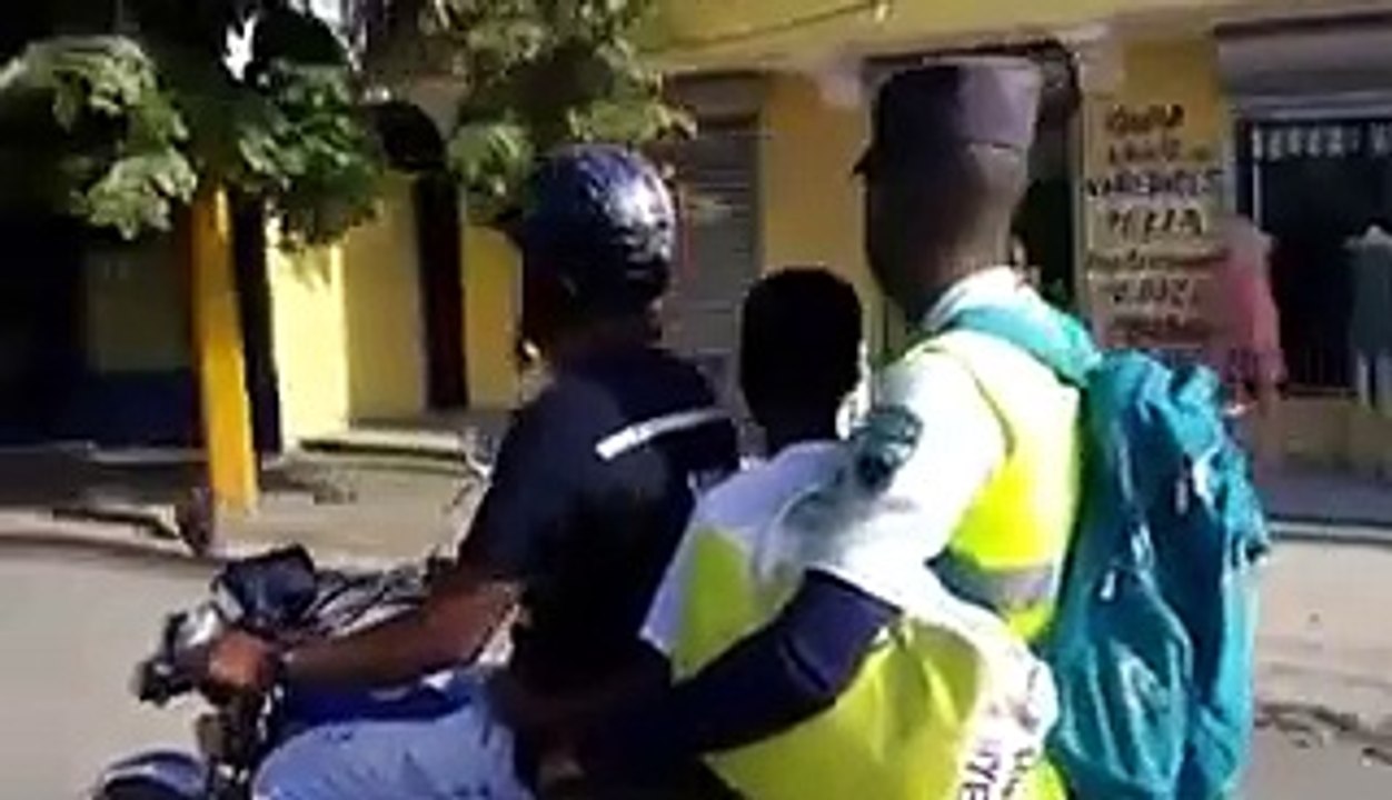 Hombre denuncia que Amet transita en motor sin casco protector