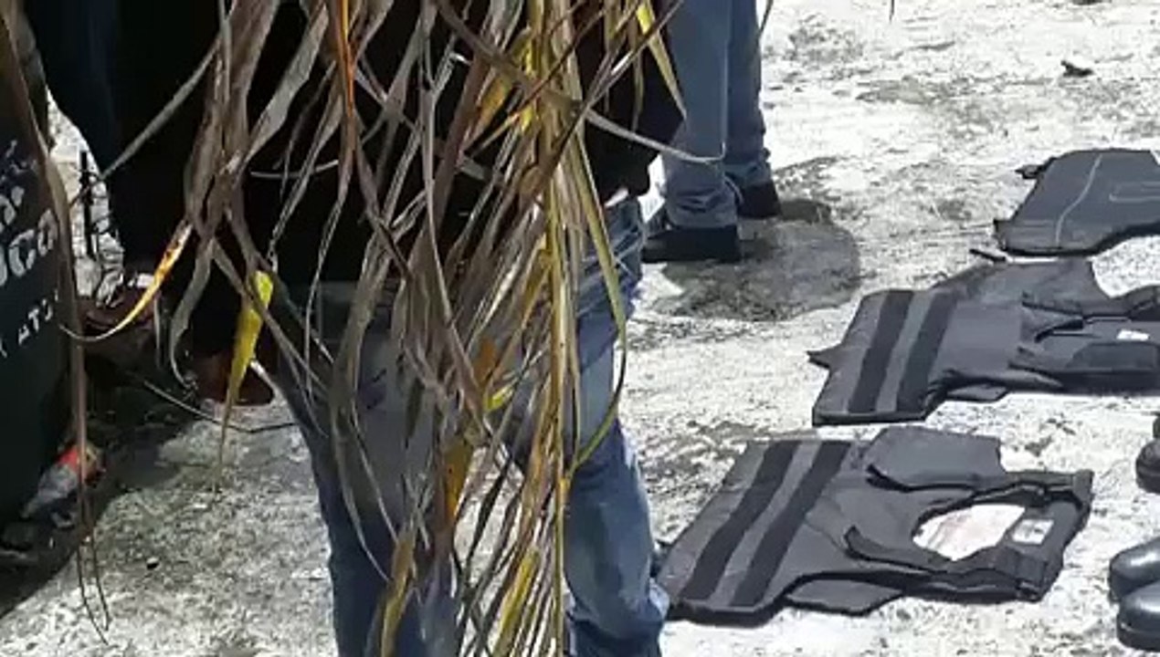 Hallan chalecos y botas botas militares en tinaco en sector Maleconcito 01